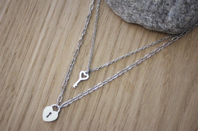 Collier acier inoxydable multi-rangs avec breloque cadenas coeur et clé