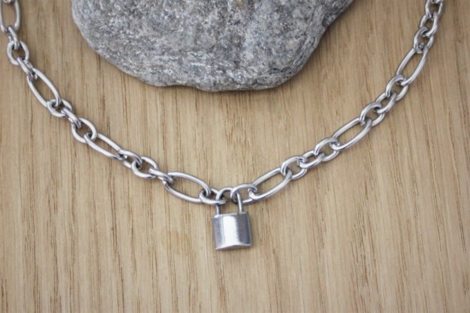 Collier en acier inoxydable gros maillons avec breloque cadenas 