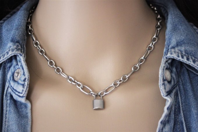 Collier en acier inoxydable gros maillons avec breloque cadenas 