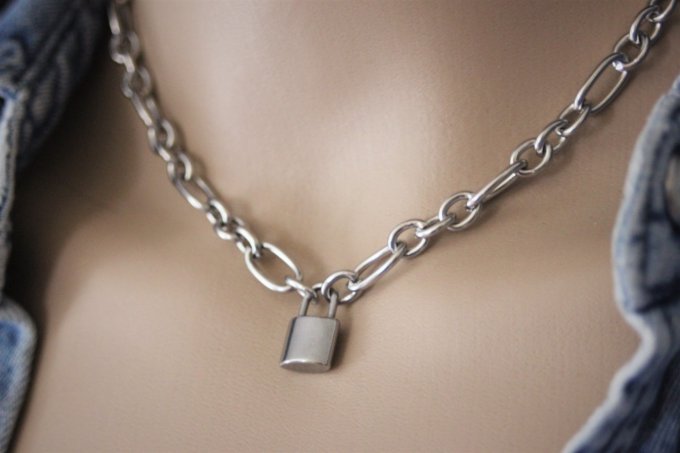 Collier en acier inoxydable gros maillons avec breloque cadenas 