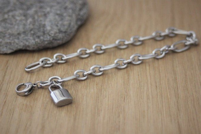 Bracelet en acier inoxydable gros maillons avec breloque cadenas