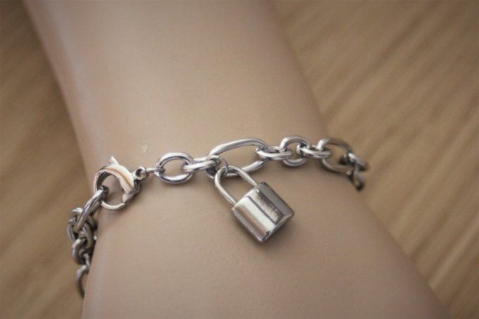 Bracelet en acier inoxydable gros maillons avec breloque cadenas