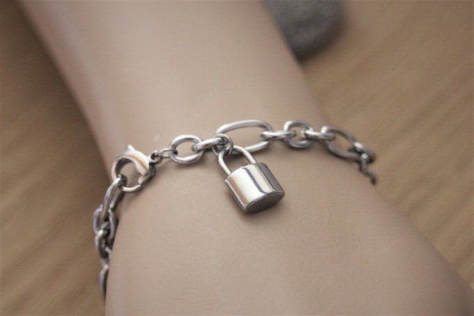 Bracelet en acier inoxydable gros maillons avec breloque cadenas