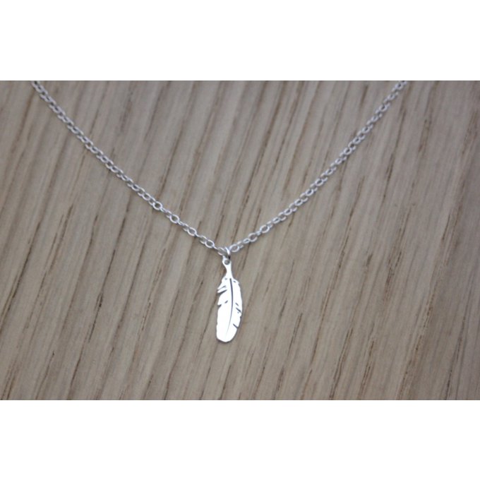 collier petite plume argentée