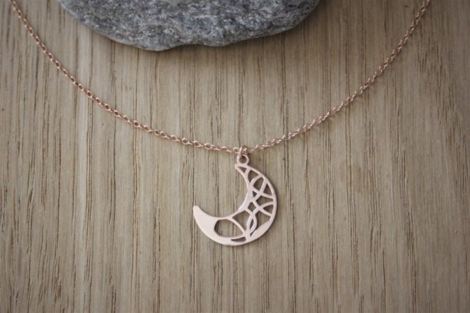 Collier or rose pendentif lune ajourée