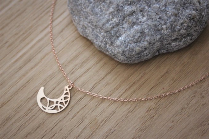 Collier or rose pendentif lune ajourée