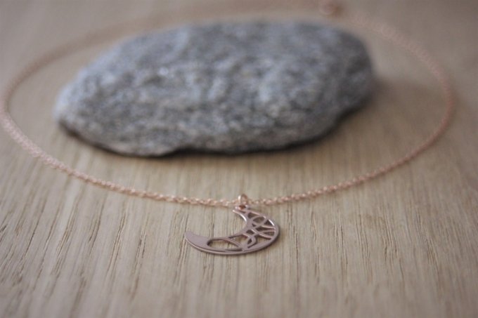 Collier or rose pendentif lune ajourée