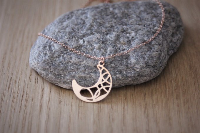 Collier or rose pendentif lune ajourée