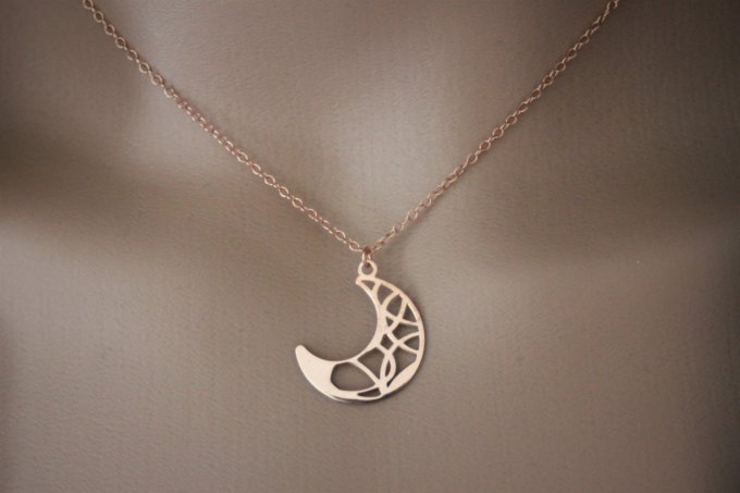 Collier or rose pendentif lune ajourée