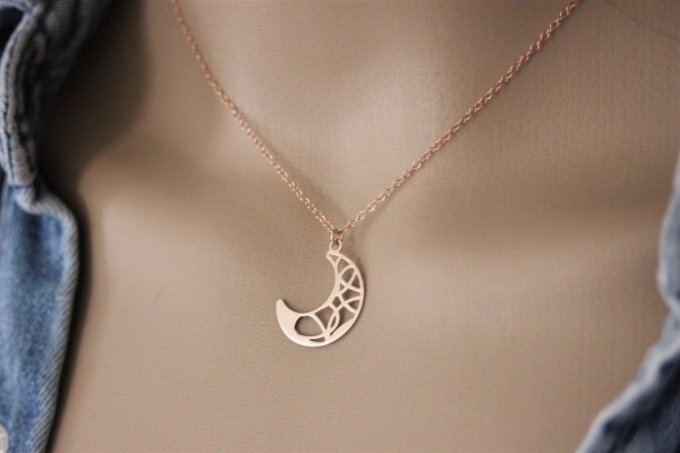 Collier or rose pendentif lune ajourée