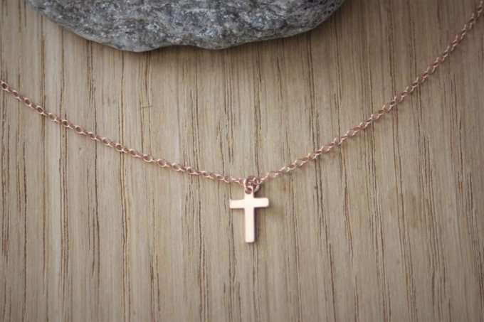 Collier or rose pendentif petite croix