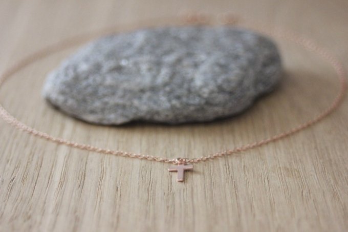 Collier or rose pendentif petite croix