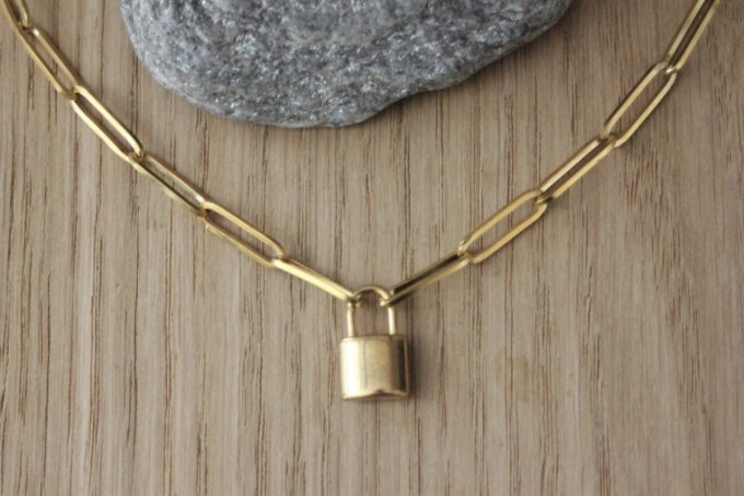 Collier en acier inoxydable doré gros maillons avec breloque cadenas 