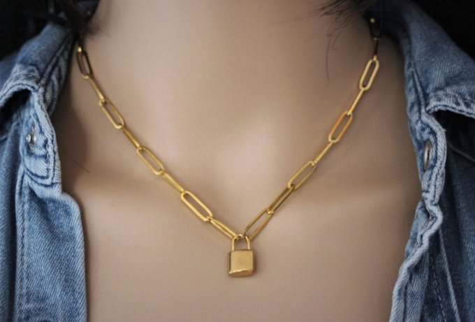 Collier en acier inoxydable doré gros maillons avec breloque cadenas 