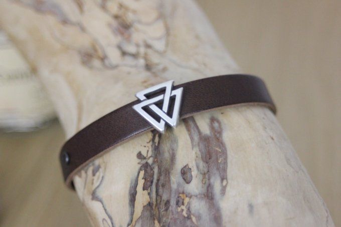 Bracelet manchette cuir marron passant 3 triangles Valknut