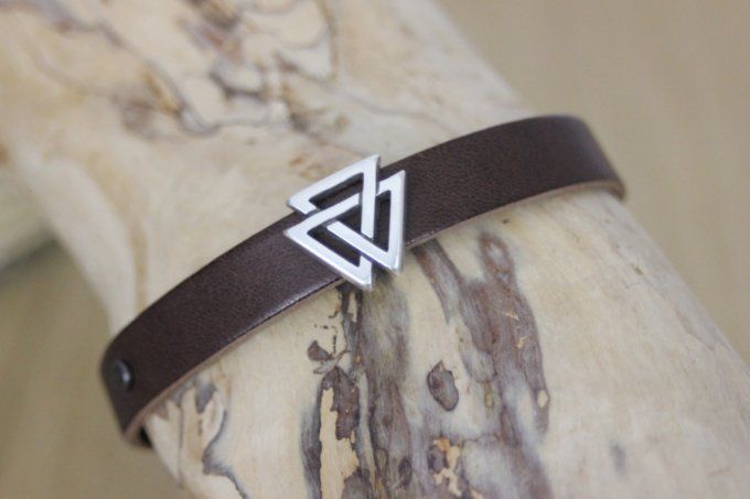 Bracelet manchette cuir marron passant 3 triangles Valknut