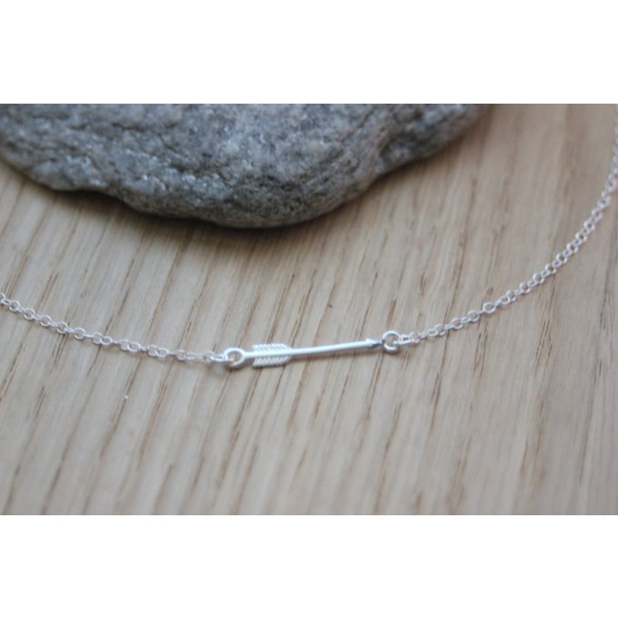 Collier minimaliste en argent pendentif flèche