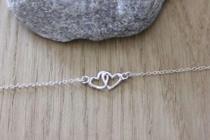 Collier ras de cou en argent massif de style minimaliste avec pendentif coeur entrelacés, le tout en