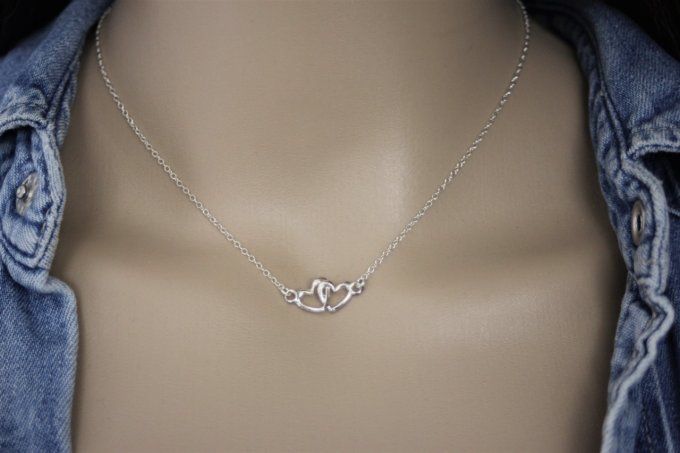 Collier ras de cou en argent massif de style minimaliste avec pendentif coeur entrelacés, le tout en