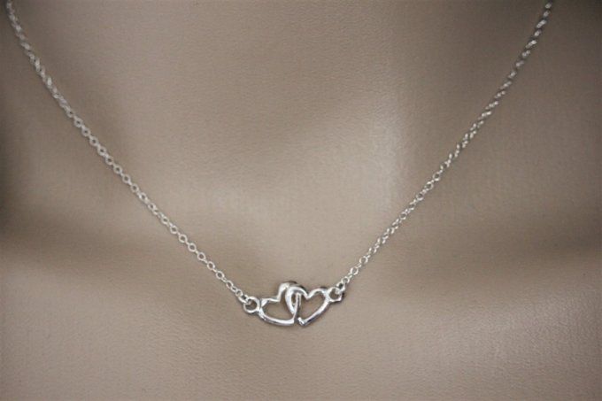 Collier ras de cou en argent massif de style minimaliste avec pendentif coeur entrelacés, le tout en