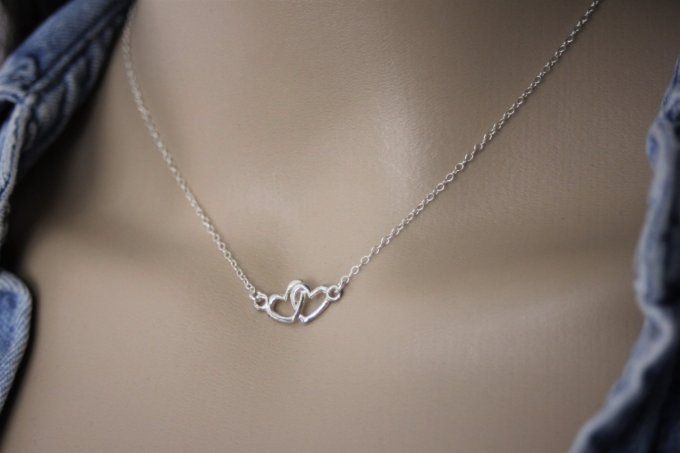 Collier ras de cou en argent massif de style minimaliste avec pendentif coeur entrelacés, le tout en