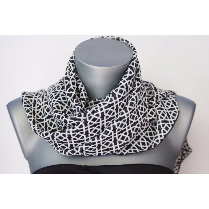 Foulard noir et blanc imprimé géométrique 