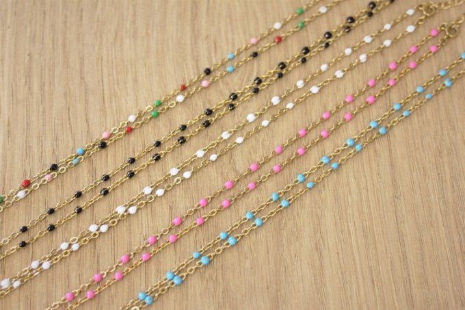 Collier acier inoxydable doré petites perles de couleur en résine