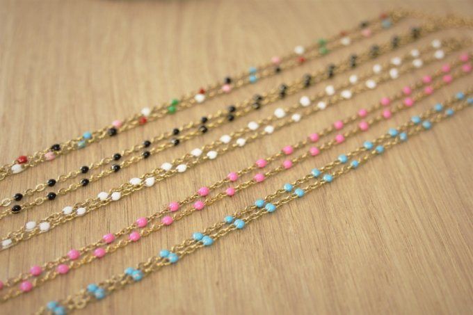 Collier acier inoxydable doré petites perles de couleur en résine