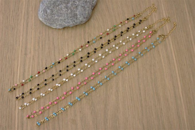 Collier acier inoxydable doré petites perles de couleur en résine