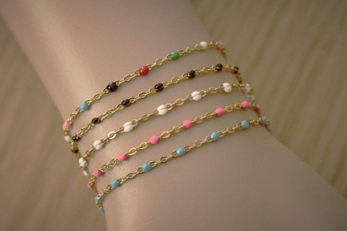 Bracelet acier inoxydable doré petites perles de couleur en résine