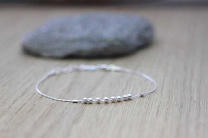 Bracelet minimaliste en argent massif avec perles