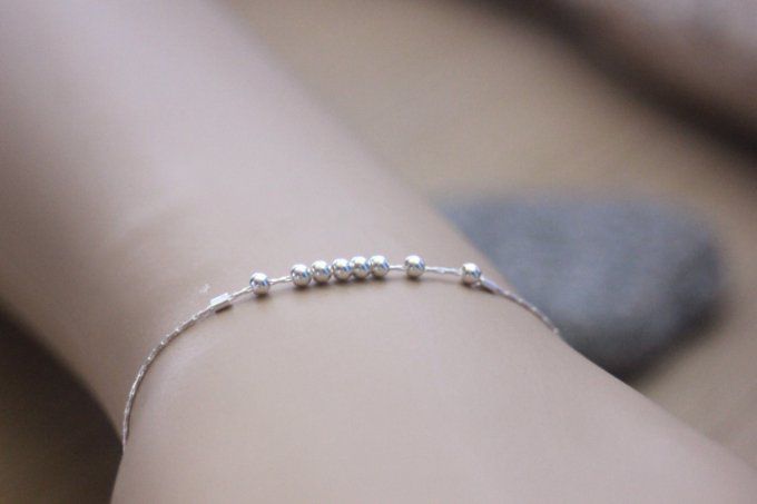 Bracelet minimaliste en argent massif avec perles