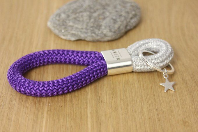 Porte clé XL argenté, violet et métal plaqué argent