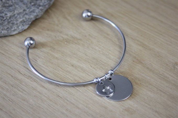 Bracelet jonc en acier inoxydable breloque médailles et étoile