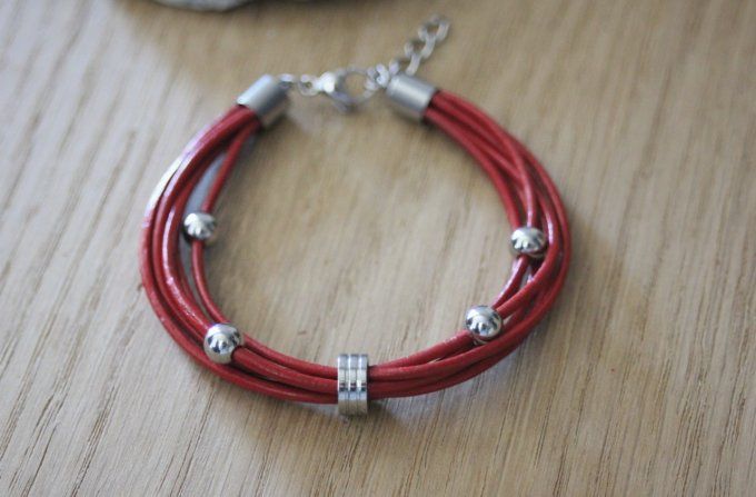 Bracelet cuir rouge et perles acier inoxydable