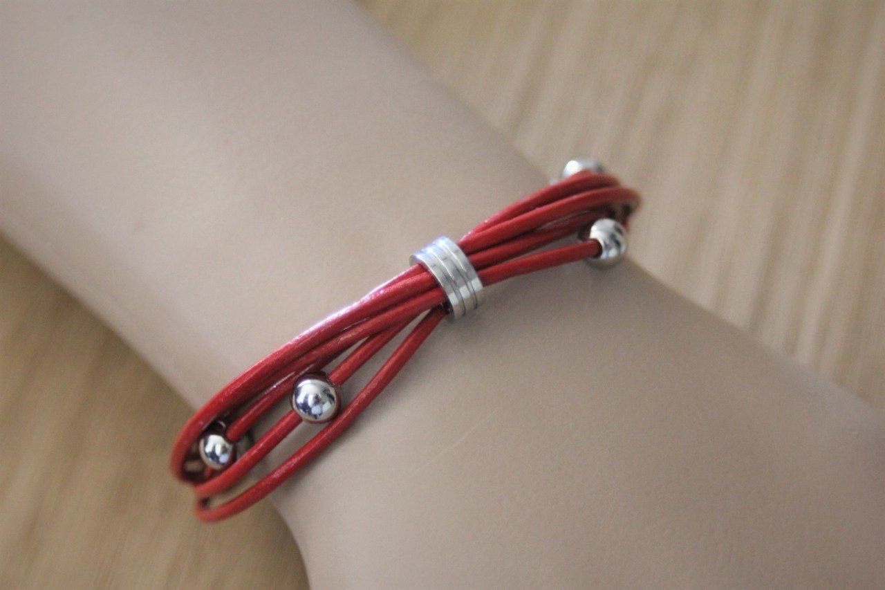 Bracelet cuir rouge et perles acier inoxydable