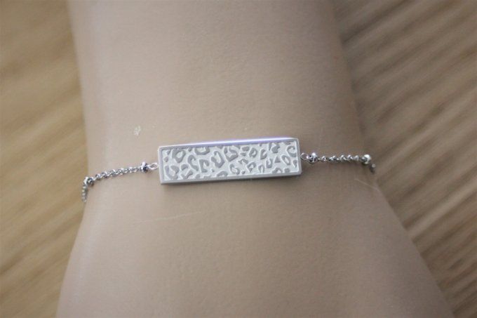Bracelet acier inoxydable chaine perlée et plaque motif léopard