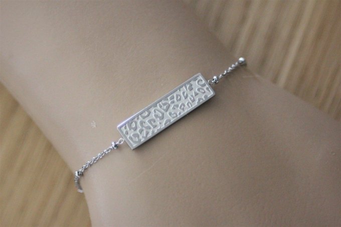 Bracelet acier inoxydable plaque motif léopard au recto, à graver au verso
