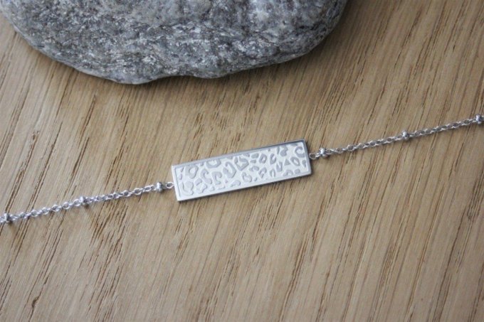 Bracelet acier inoxydable plaque motif léopard au recto, à graver au verso