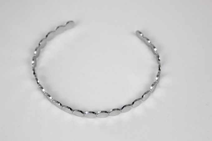 Bracelet jonc en acier inoxydable petites médailles