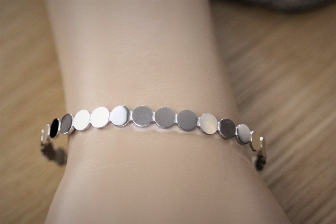 Bracelet jonc en acier inoxydable petites médailles