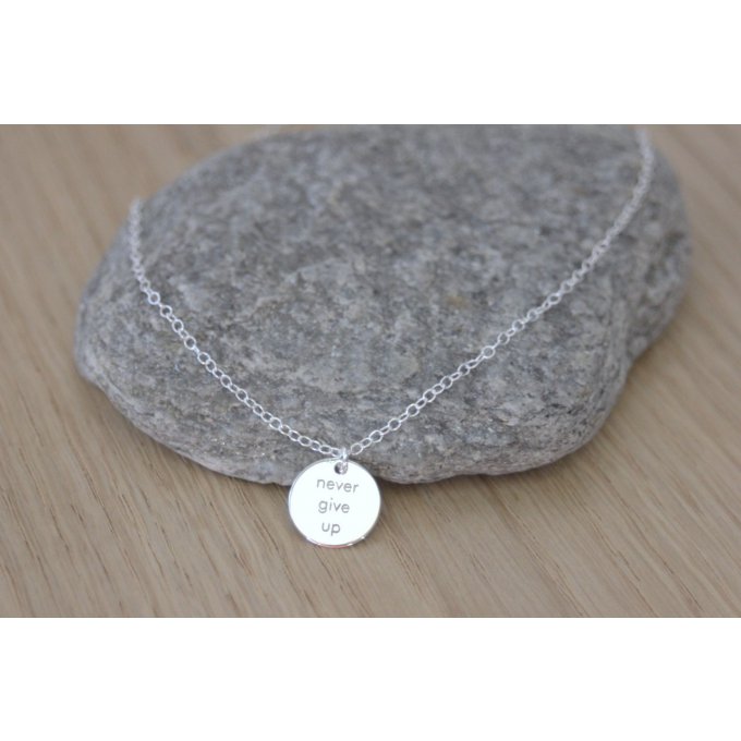 Collier argent médaille ronde gravée ~ Never give up ~