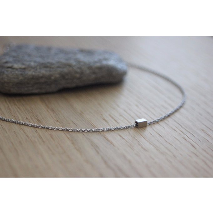 Collier acier inoxydable avec perle tube carrée