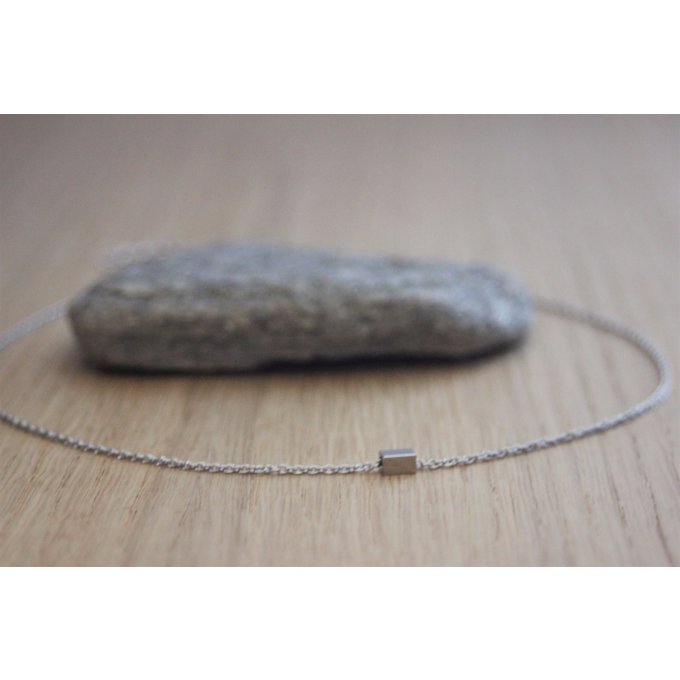 Collier acier inoxydable avec perle tube carrée