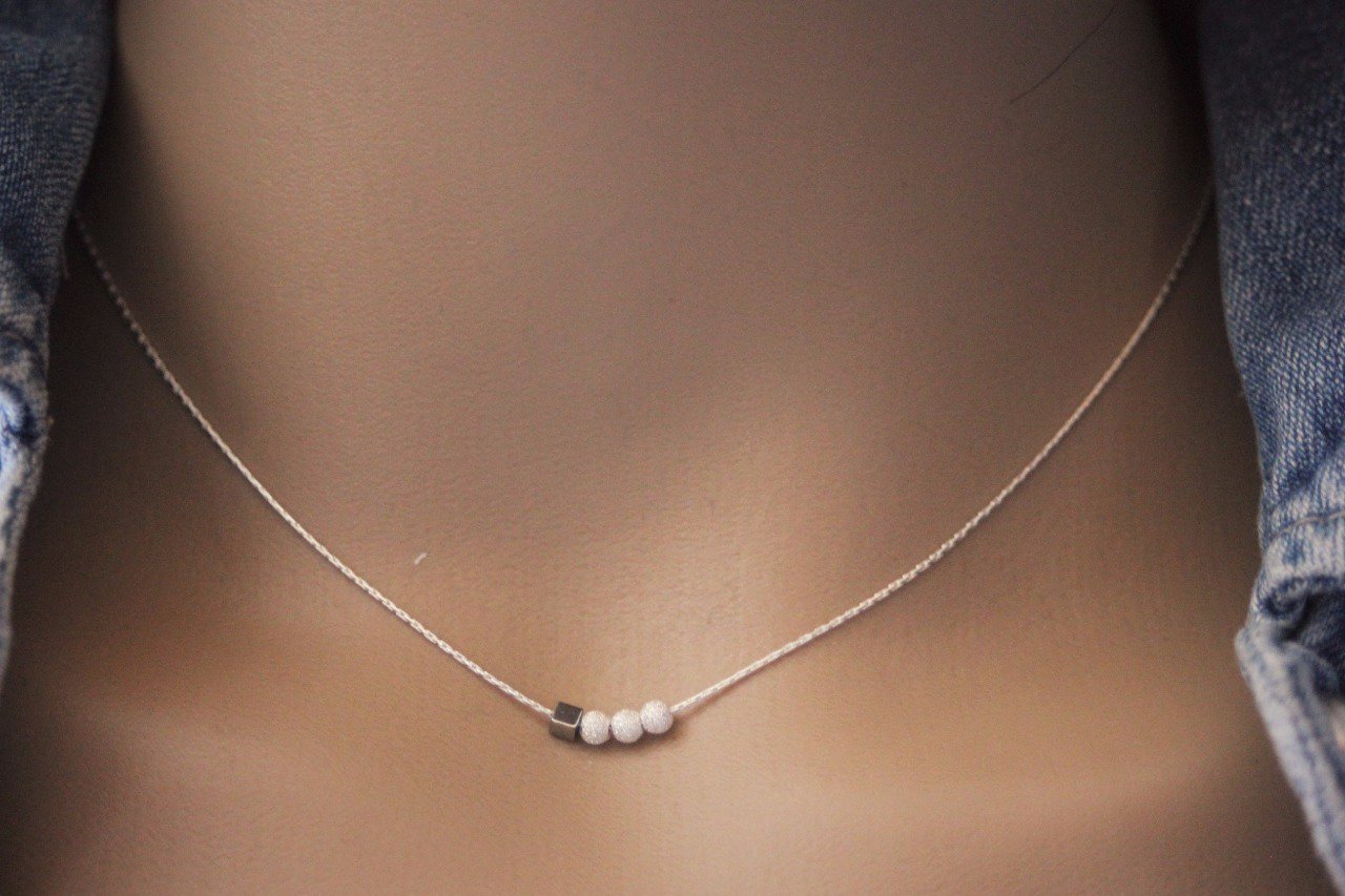 Collier argent petites perles diamantées et cube hématite