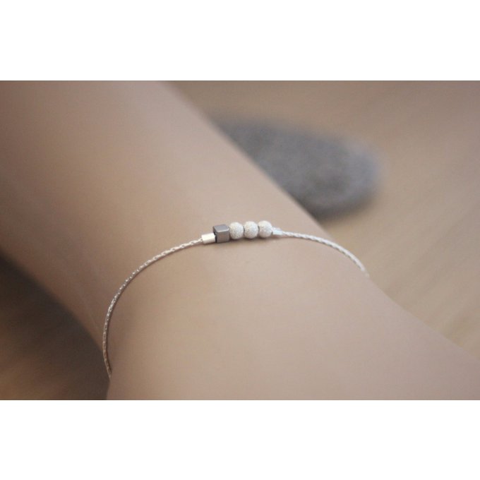 Bracelet argent petites perles diamantées et cube hématite 