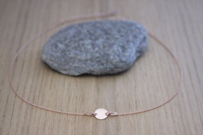Collier ras de cou or rose avec médaille ronde à graver