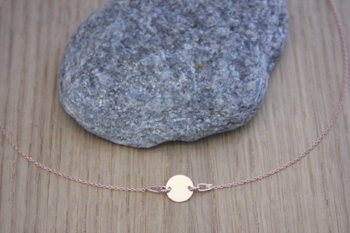 Collier ras de cou or rose avec médaille ronde à graver