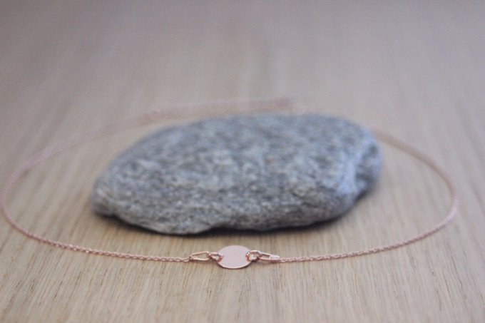 Collier ras de cou or rose avec médaille ronde à graver