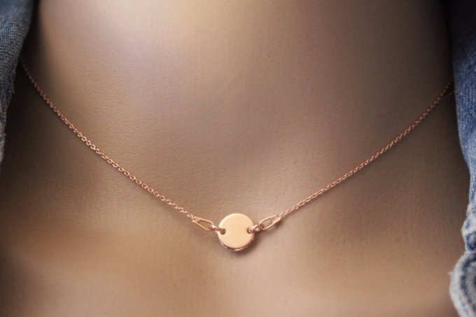 Collier ras de cou or rose avec médaille ronde à graver